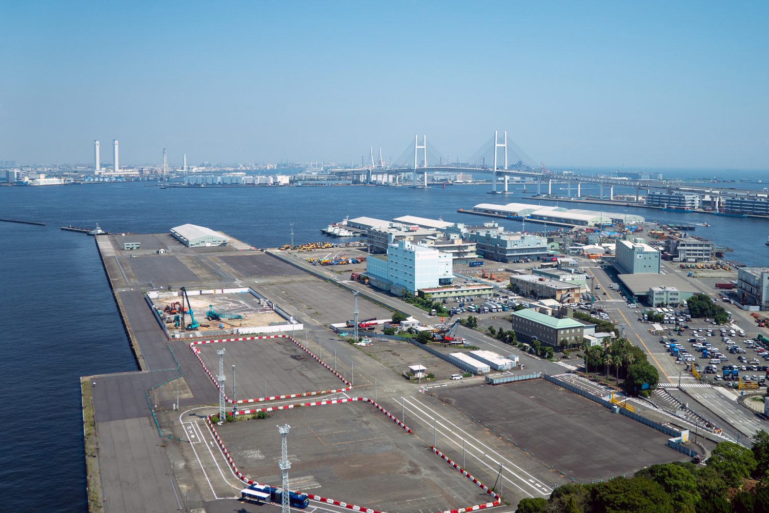 横浜マリンタワーからから横浜ベイブリッジと川崎の工業地帯を眺める